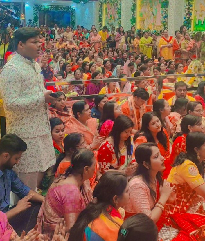 भजन में शामिल श्रद्धालु भजन में शामिल श्रद्धालु