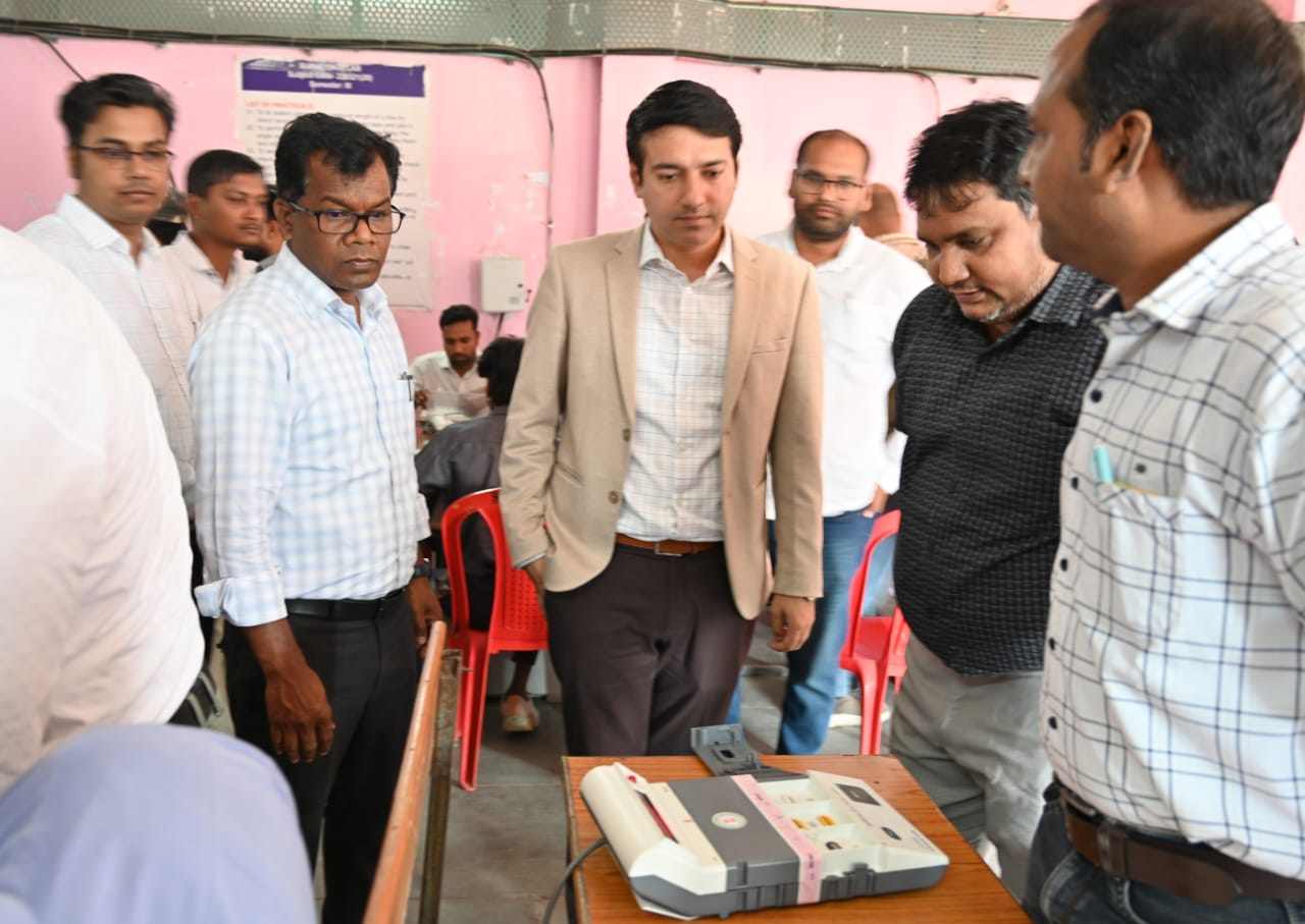 कलेक्टर ने किया ईवीएम कमीशनिंग का निरीक्षण कलेक्टर ने किया ईवीएम कमीशनिंग का निरीक्षण