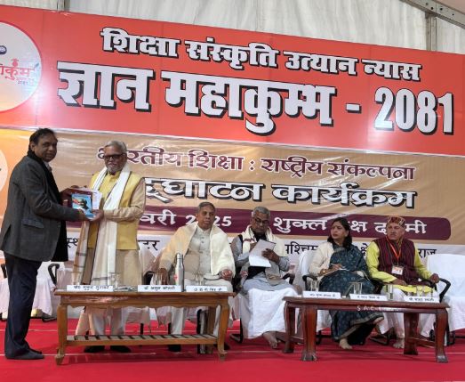 डा. अतुल कोठारी का स्वागत करते कार्यकर्ता डा. अतुल कोठारी का स्वागत करते कार्यकर्ता