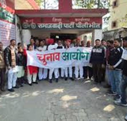 पीलीभीत में समाजवादी नेताअेां ने चादर लेकर मौत व्रत रखा (फोटो) पीलीभीत में समाजवादी नेताअेां ने चादर लेकर मौत व्रत रखा (फोटो)