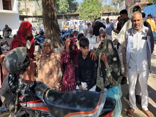 मातम मनाते परिजन। मातम मनाते परिजन।