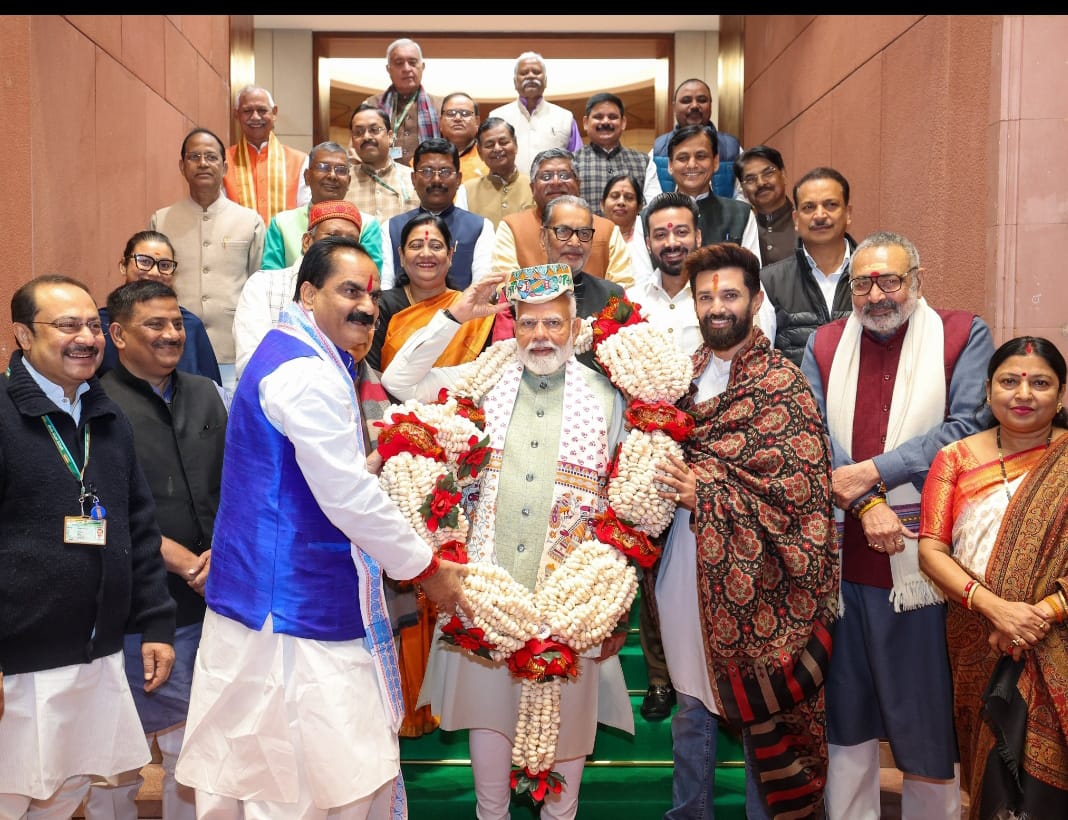 प्रधानमंत्री नरेन्द्र मोदी से मुलाकात करते हुए बिहार के एनडीए के सांसद प्रधानमंत्री नरेन्द्र मोदी से मुलाकात करते हुए बिहार के एनडीए के सांसद