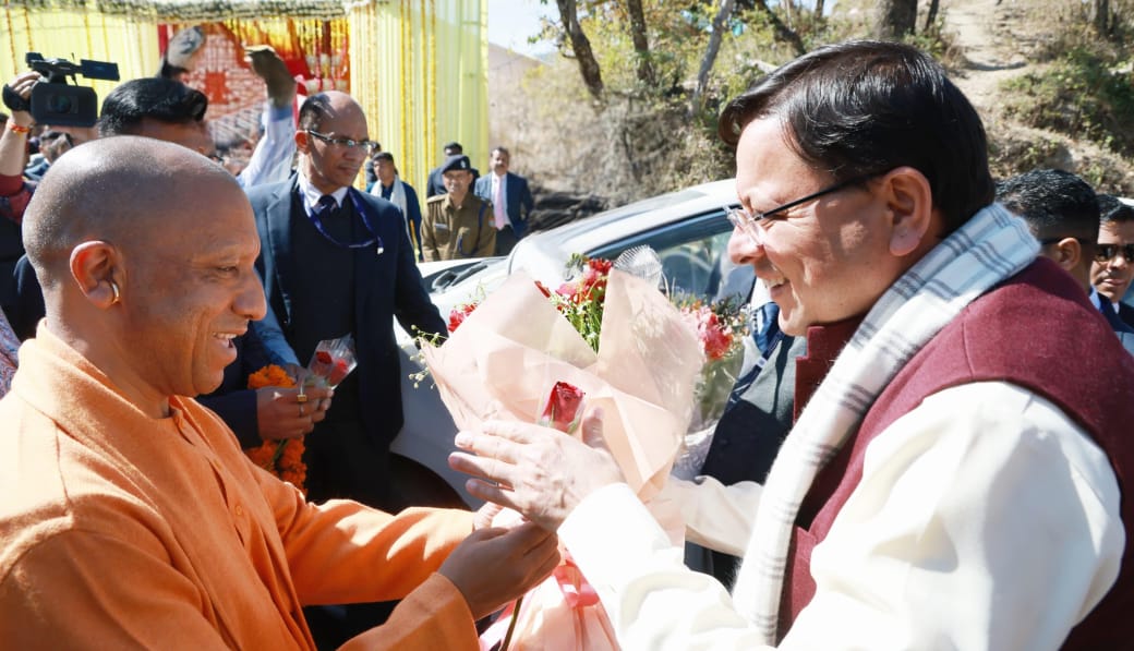 मुख्यमंत्री पुष्कर सिंह धामी उत्तर प्रदेश के मुख्यमंत्री योगी आदित्यनाथ का स्वागत करते हुए। मुख्यमंत्री पुष्कर सिंह धामी उत्तर प्रदेश के मुख्यमंत्री योगी आदित्यनाथ का स्वागत करते हुए।