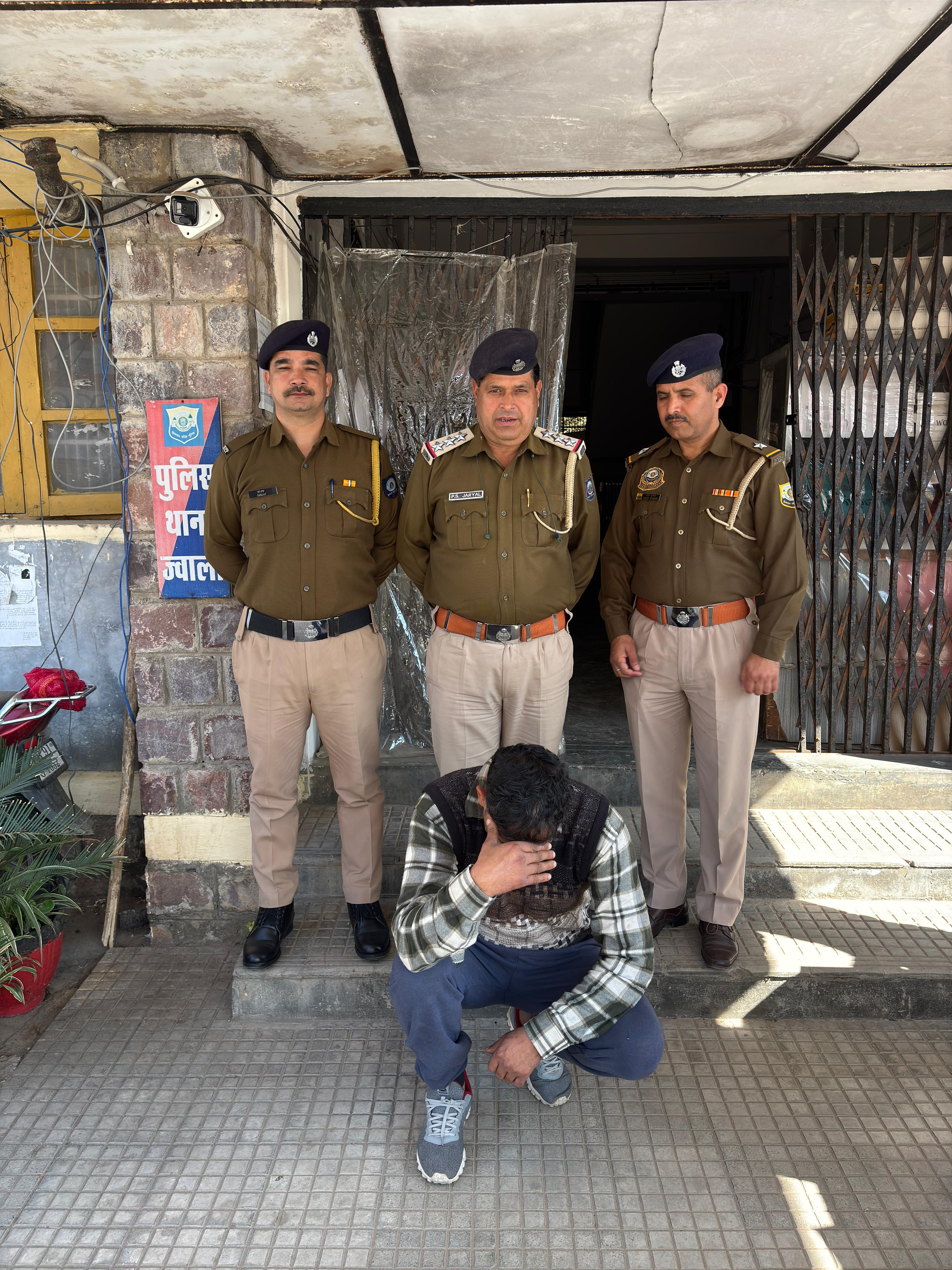 पुलिस टीम के साथ पकड़ा गया आरोपित। पुलिस टीम के साथ पकड़ा गया आरोपित।