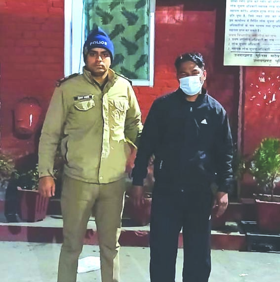 पुलिस गिरफ्त में आरोपित