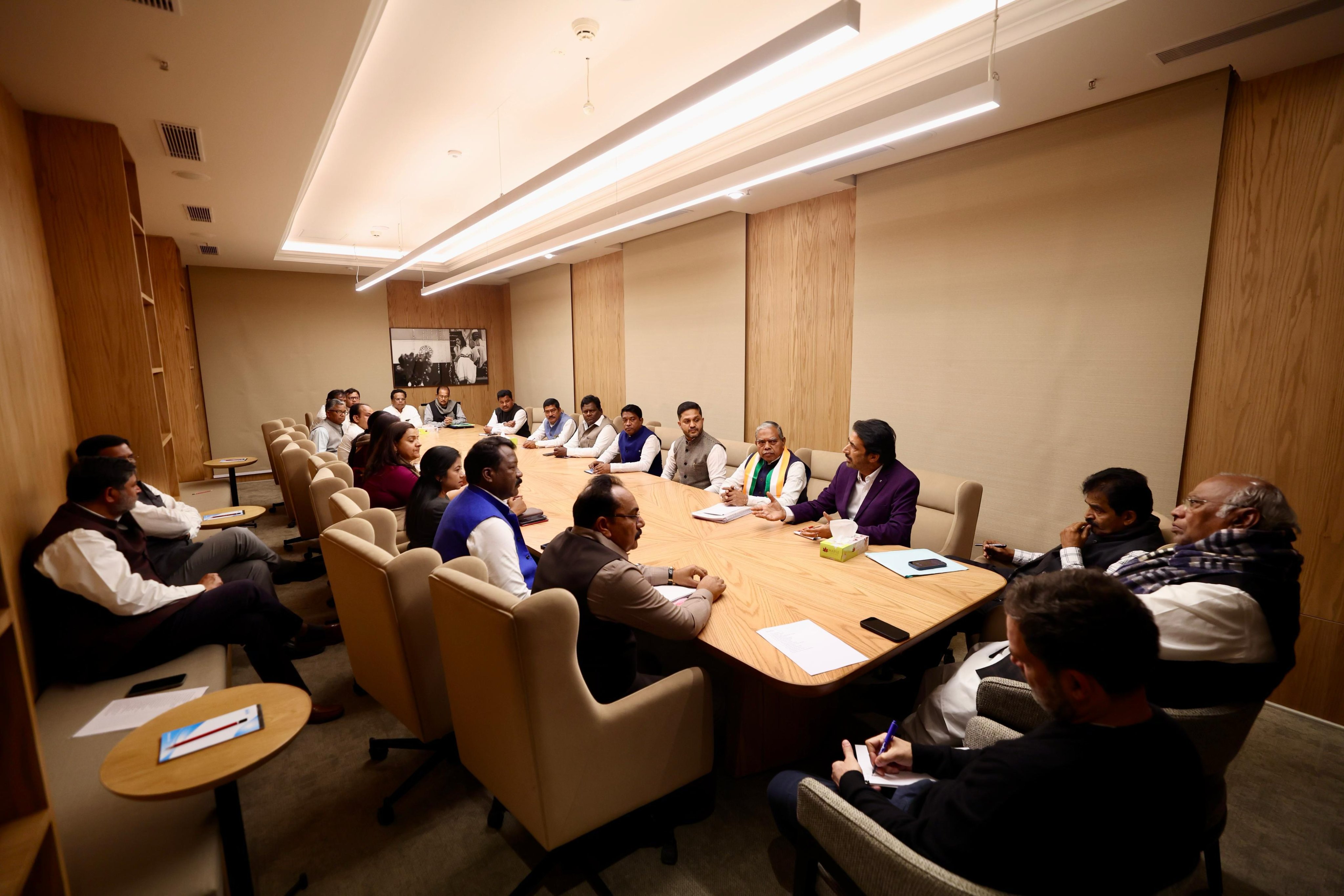 नई दिल्ली में झारखंड सरकार के मंत्री और कांग्रेस अध्यक्ष मल्लिकार्जुन खरगे और राहुल गाँधी नई दिल्ली में झारखंड सरकार के मंत्री और कांग्रेस अध्यक्ष मल्लिकार्जुन खरगे और राहुल गाँधी