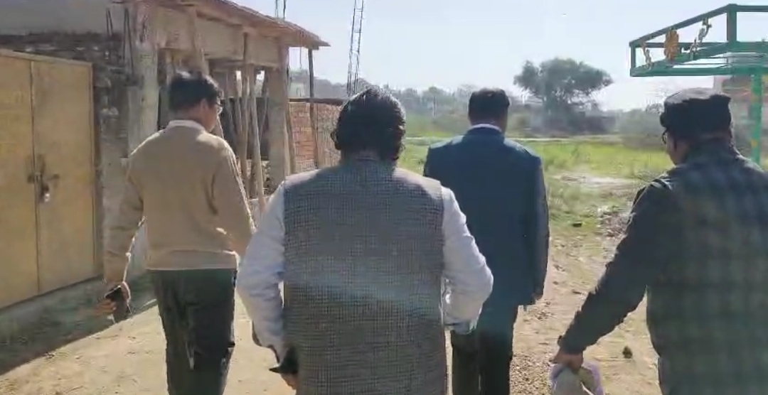 मौके पर अधिकारी मौके पर अधिकारी
