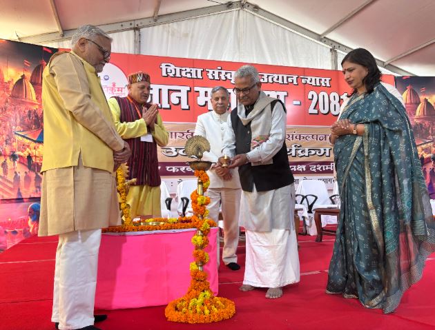 दीप जलाकर कार्यक्रम का शुभारम्भ करते डा. कृष्ण गोपाल दीप जलाकर कार्यक्रम का शुभारम्भ करते डा. कृष्ण गोपाल