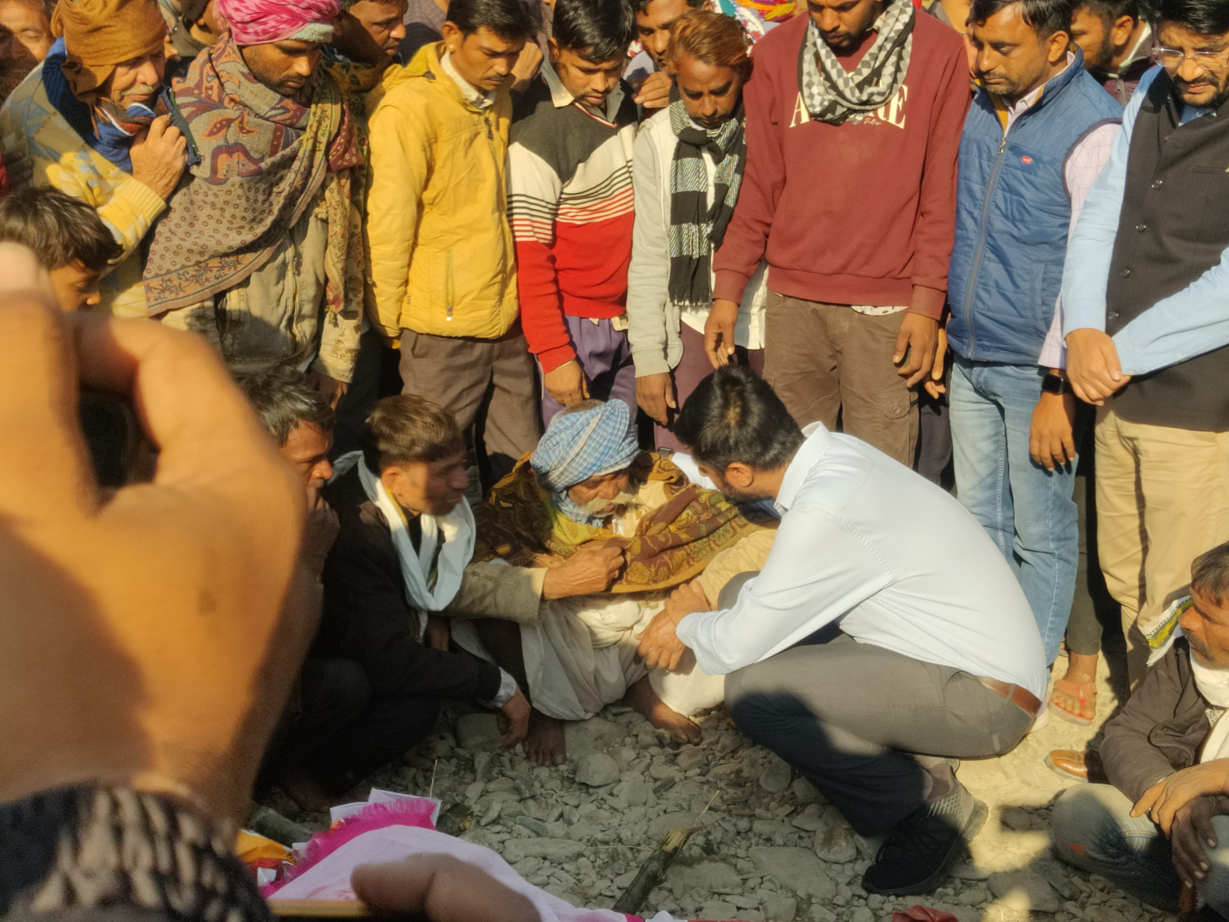 8 मृतकों की अंत्येष्ठि में उमड़े ग्रामीण, कलेक्टर भी हुए शरीक, बड़लियास कस्बा रहा बंद1