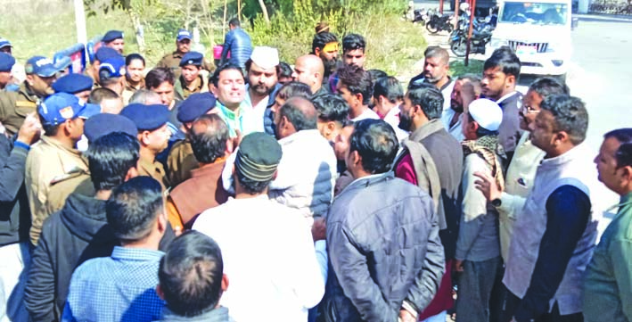 कांग्रेसियों को रोकती पुलिस