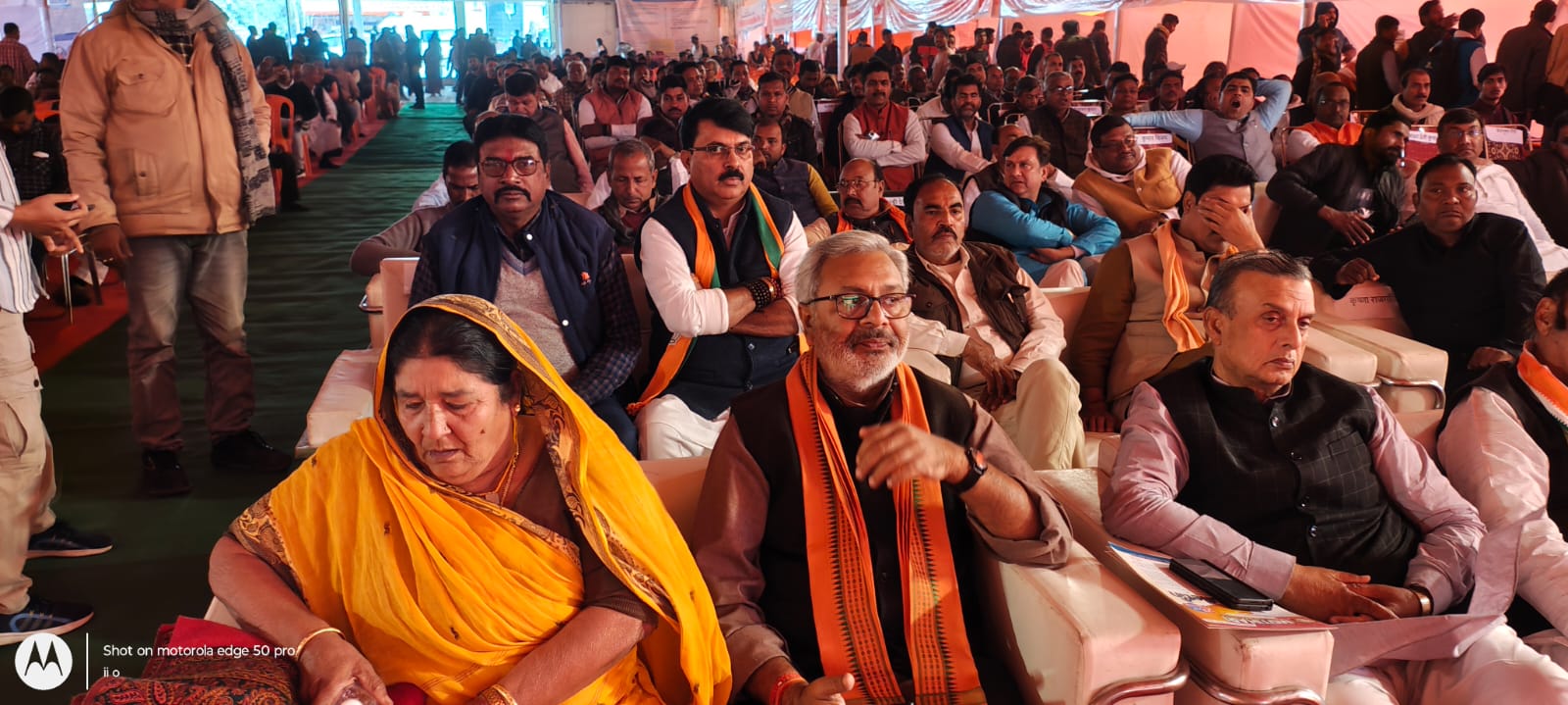 उघान प्रदर्शनी में भाग लेते किसान