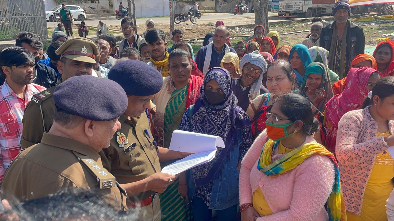 डीआईजी से बातचीत करती महिलाएं डीआईजी से बातचीत करती महिलाएं