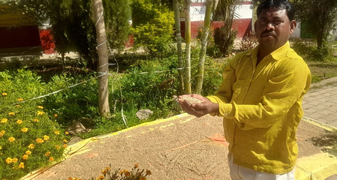 ग्राम प्रधान ने खोली पोल, प्रधानाध्यापिका पर गिरी गाज ग्राम प्रधान ने खोली पोल, प्रधानाध्यापिका पर गिरी गाज