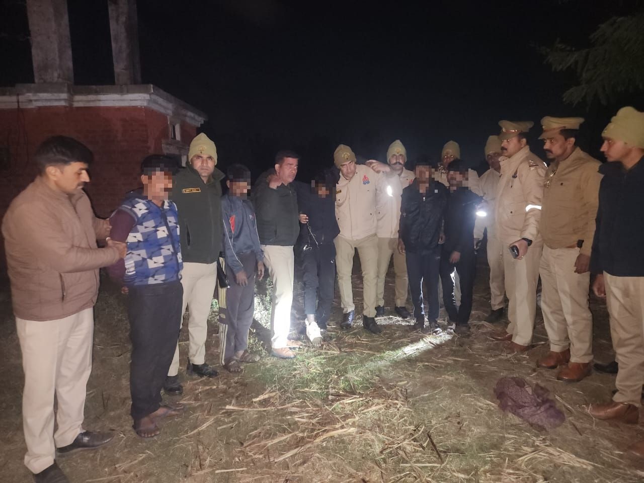 मुठभेड़ में गिरफ्तार पांच बदमाश मुठभेड़ में गिरफ्तार पांच बदमाश