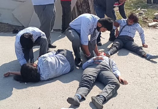 तेज रफ्तार कार की टक्कर के बाद गोल्डन गेट स्कूल के पास जमीन पर घायल पडी छात्राएं तेज रफ्तार कार की टक्कर के बाद गोल्डन गेट स्कूल के पास जमीन पर घायल पडी छात्राएं