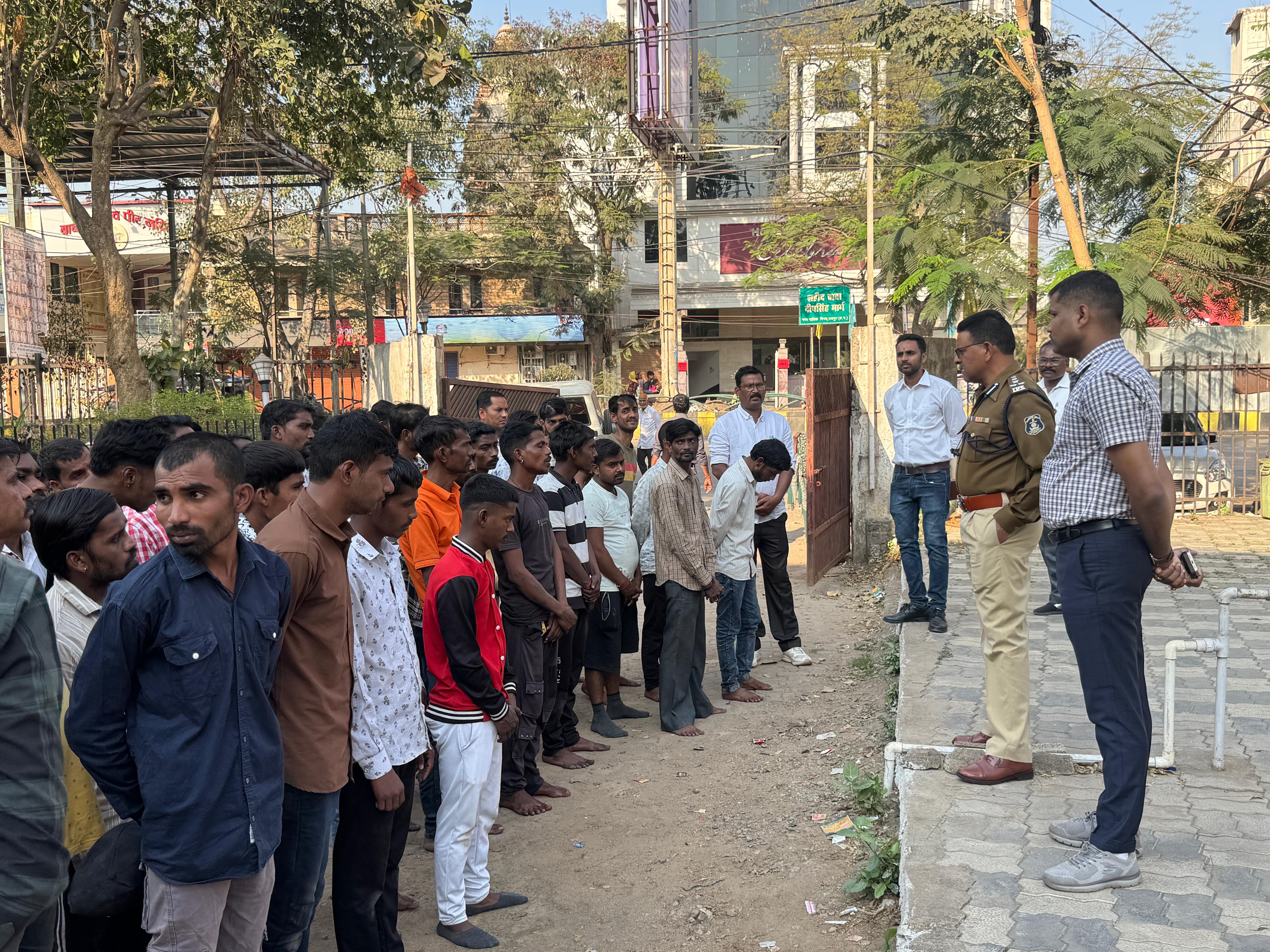 वरिष्ठ पुलिस अधीक्षक डॉ. लाल उमेद सिंह चाकूबाजों, हिस्ट्रीशीटरों को अपराध न करने की समझाईश देते हुए वरिष्ठ पुलिस अधीक्षक डॉ. लाल उमेद सिंह चाकूबाजों, हिस्ट्रीशीटरों को अपराध न करने की समझाईश देते हुए