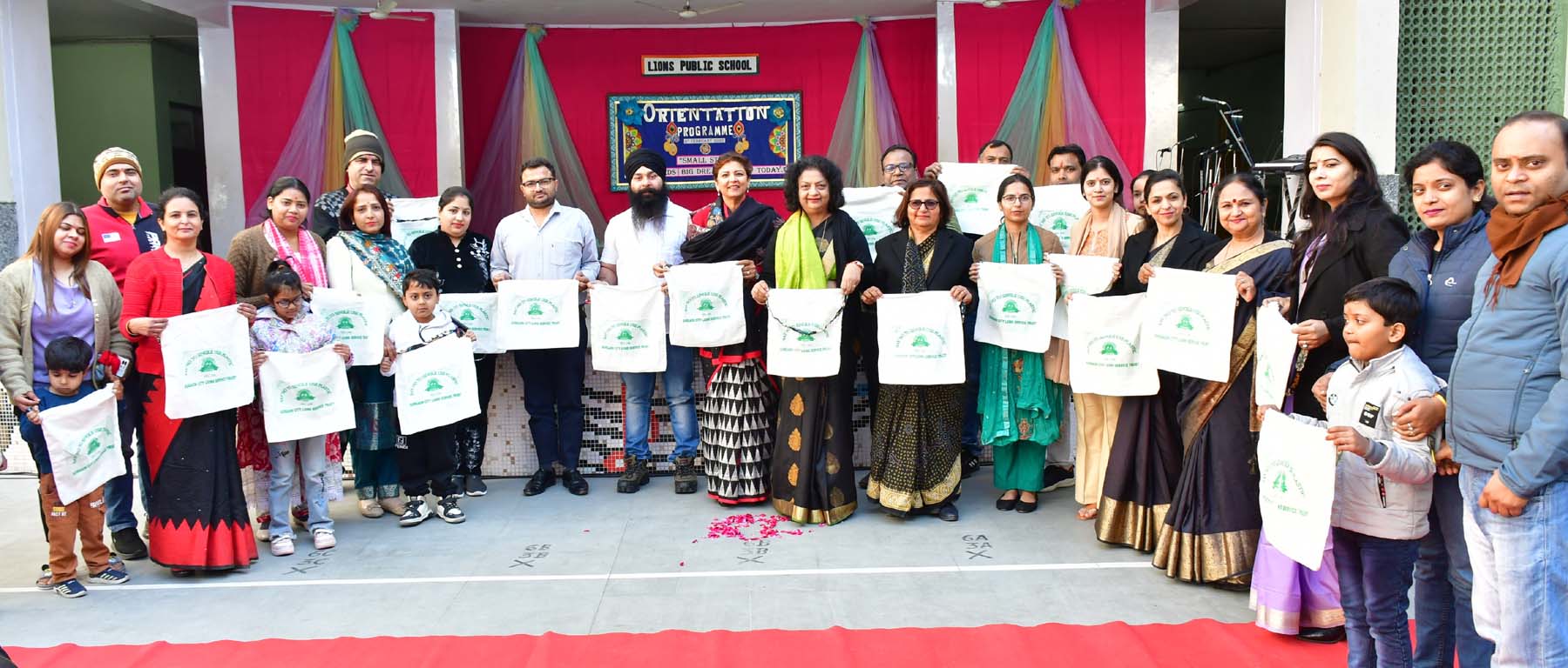 फोटो नंबर-03: गुरुग्राम के सेक्टर-10ए स्थित लायंस पब्लिक स्कूल में ओरिएंटेशन डे पर कपड़े के थैलों का यूज करने का संदेश देते शिक्षक व अभिभावक। फोटो नंबर-03: गुरुग्राम के सेक्टर-10ए स्थित लायंस पब्लिक स्कूल में ओरिएंटेशन डे पर कपड़े के थैलों का यूज करने का संदेश देते शिक्षक व अभिभावक।