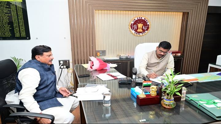 सांसद ने जिले की विकास परियोजनाओं के संबंध में की चर्चा सांसद ने जिले की विकास परियोजनाओं के संबंध में की चर्चा