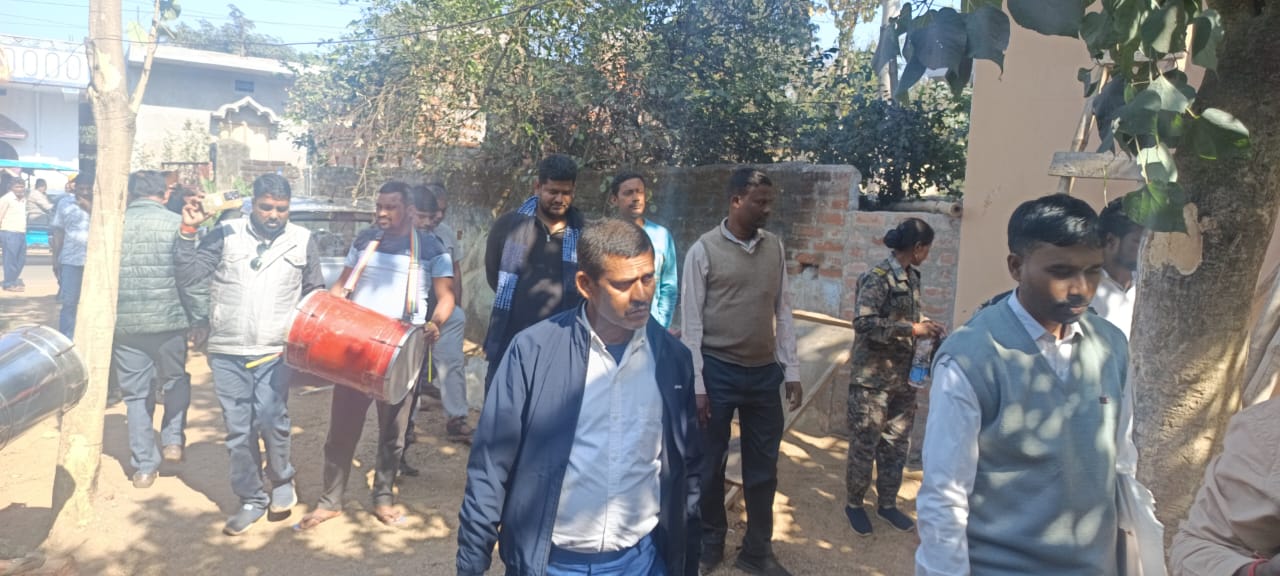 ढ़ोल नगाड़ा बजा जमीन पर कब्जा दिलाते अधिकारी ढ़ोल नगाड़ा बजा जमीन पर कब्जा दिलाते अधिकारी