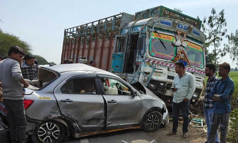ट्रक और कार की भिड़ंत ट्रक और कार की भिड़ंत