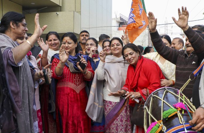 पटाखे फोड़ते, मिठाइयां बांटते और ढोल की धुन पर नाचते हुए प्रदेश भाजपा ने दिल्ली विधानसभा चुनावों में मनाया जीत का जश्न पटाखे फोड़ते, मिठाइयां बांटते और ढोल की धुन पर नाचते हुए प्रदेश भाजपा ने दिल्ली विधानसभा चुनावों में मनाया जीत का जश्न
