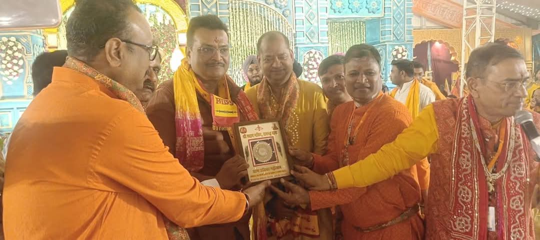 सांसद का अभिनंदन करते कमेटी के लोग