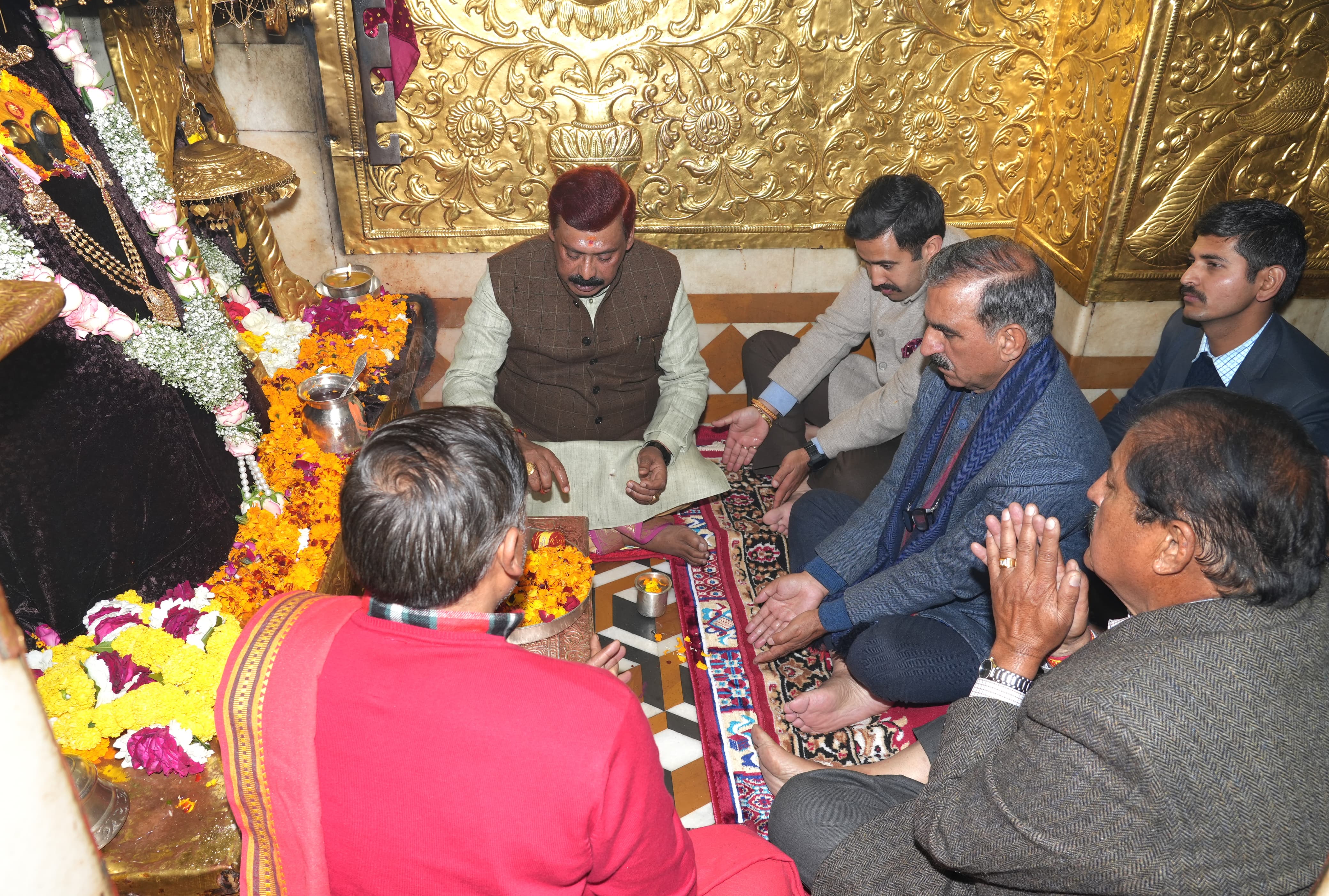 श्री नैना देवी जी में पूजा अर्चना करते हुए मुख्यमंत्री श्री नैना देवी जी में पूजा अर्चना करते हुए मुख्यमंत्री