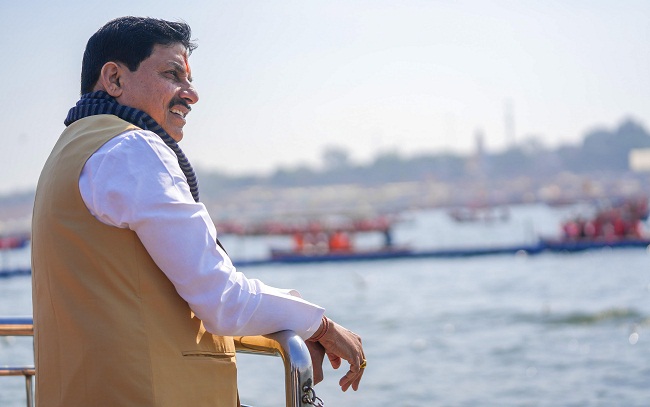 महाकुंभ में गंगा को निहारते हुए मुख्यमंत्री मोहन यादव महाकुंभ में गंगा को निहारते हुए मुख्यमंत्री मोहन यादव