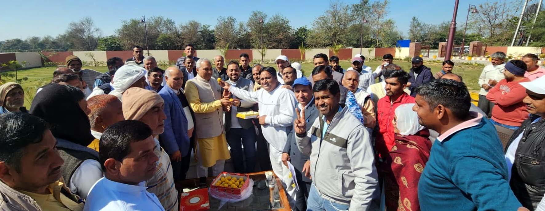 बरवाला में कैबिनेट मंत्री रणबीर गंगवा को लड्डू खिलाकर बधाई देते कार्यकर्ता और नागरिक। बरवाला में कैबिनेट मंत्री रणबीर गंगवा को लड्डू खिलाकर बधाई देते कार्यकर्ता और नागरिक।