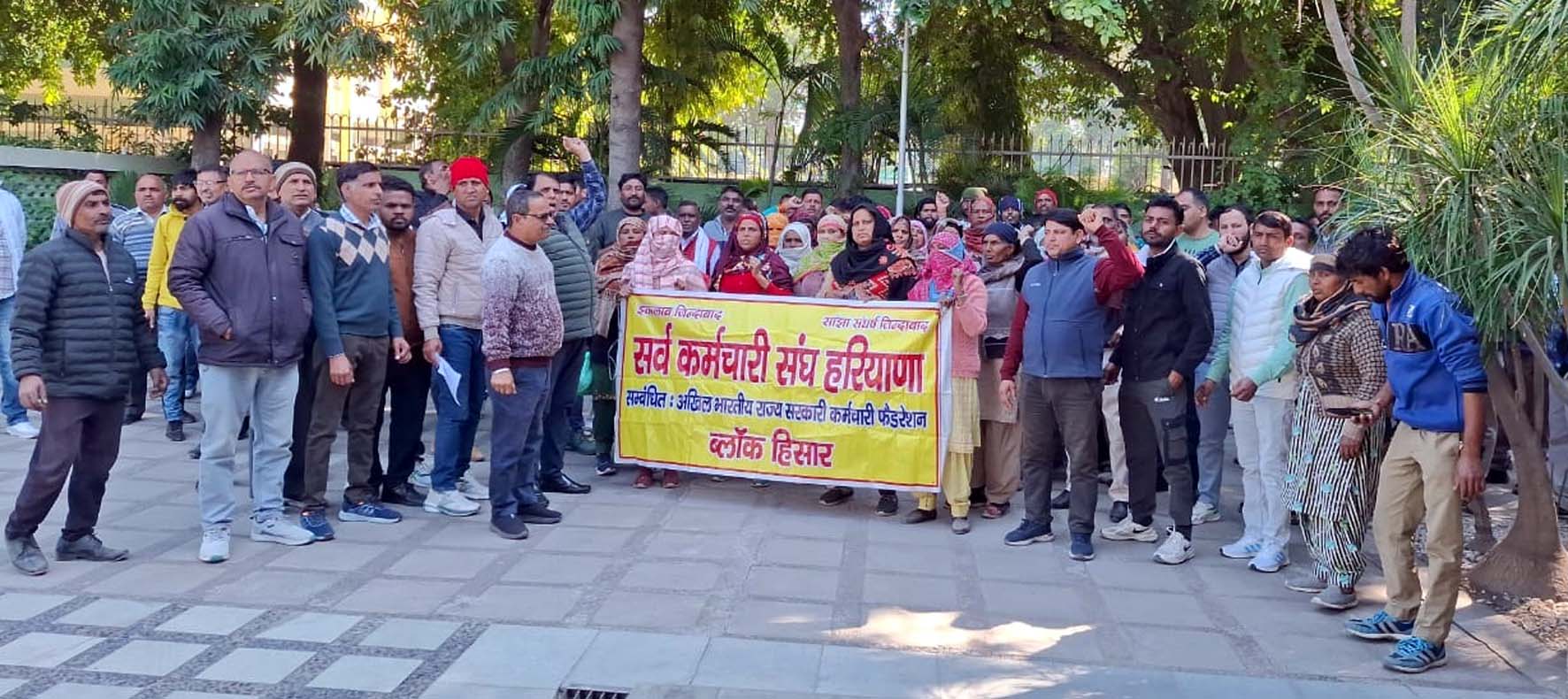 प्रदर्शन करते कर्मचारी। प्रदर्शन करते कर्मचारी।