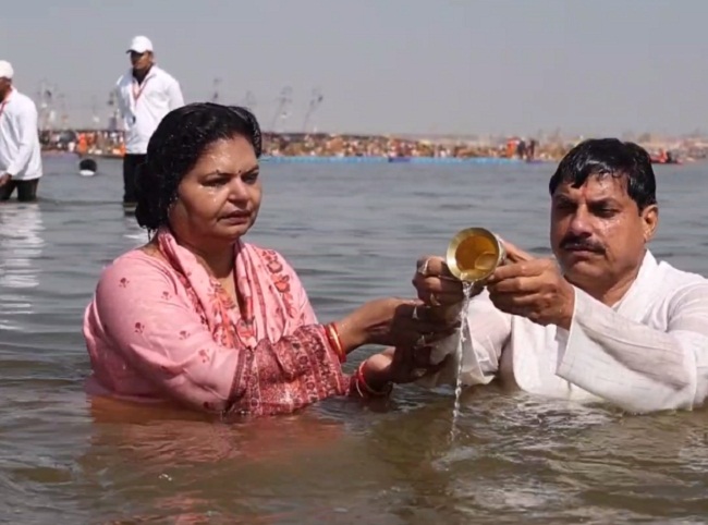 पत्नी के साथ संगम में डुबकी लगाते हुए मुख्यमंत्री मोहन यादव पत्नी के साथ संगम में डुबकी लगाते हुए मुख्यमंत्री मोहन यादव