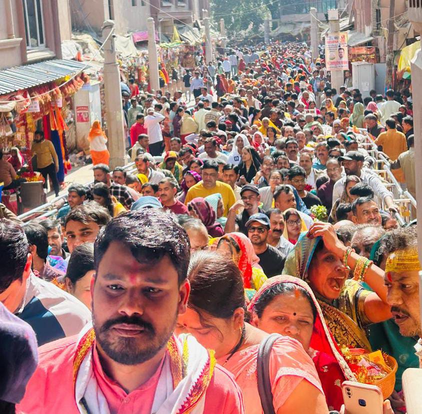 चार लाख से अधिक श्रद्धालुओं ने किए दर्शन चार लाख से अधिक श्रद्धालुओं ने किए दर्शन