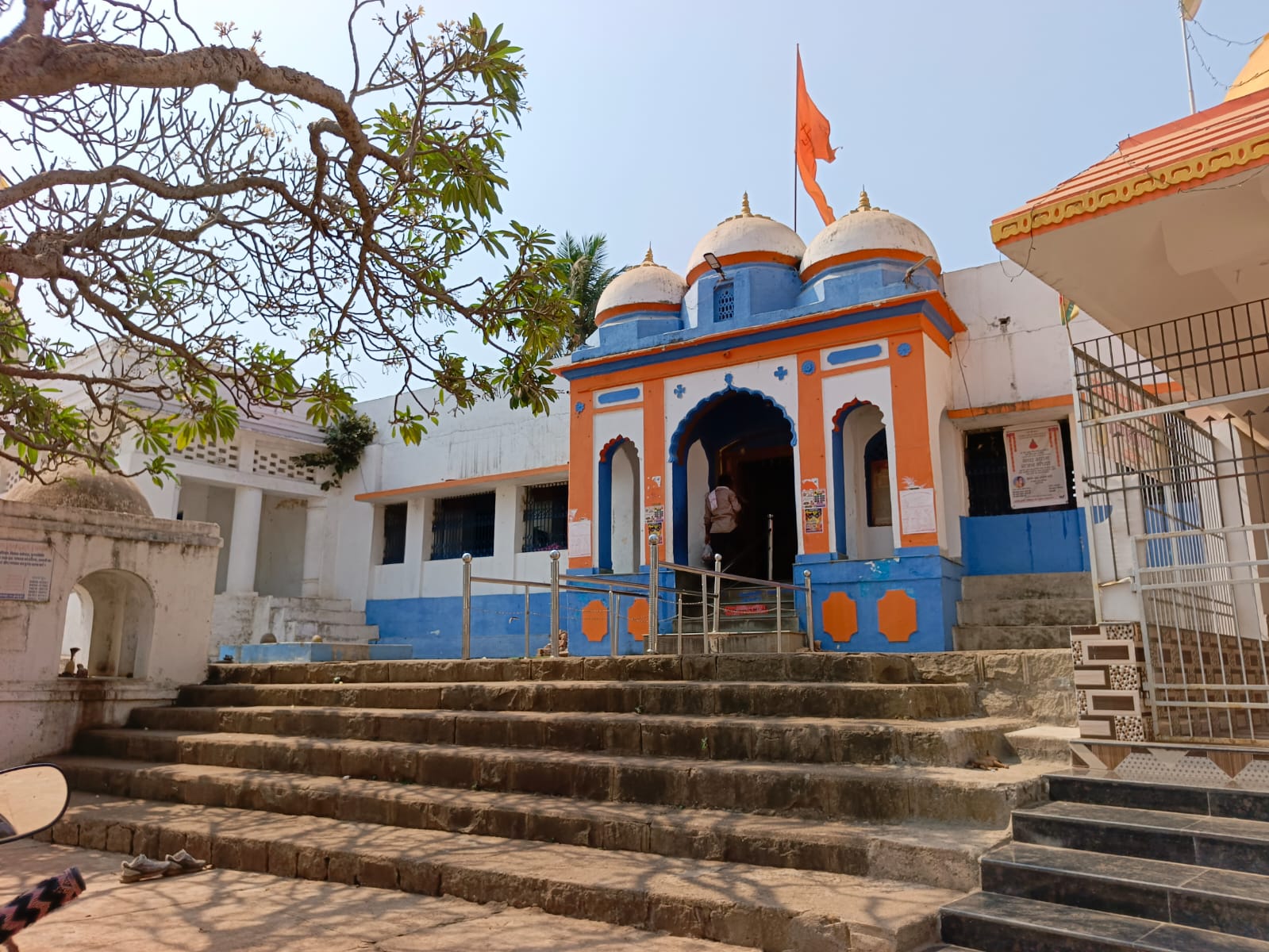 ऐतिहासिक रूद्रेश्वर महादेव मंदिर का रंगरोगन किया गया है। ऐतिहासिक रूद्रेश्वर महादेव मंदिर का रंगरोगन किया गया है।