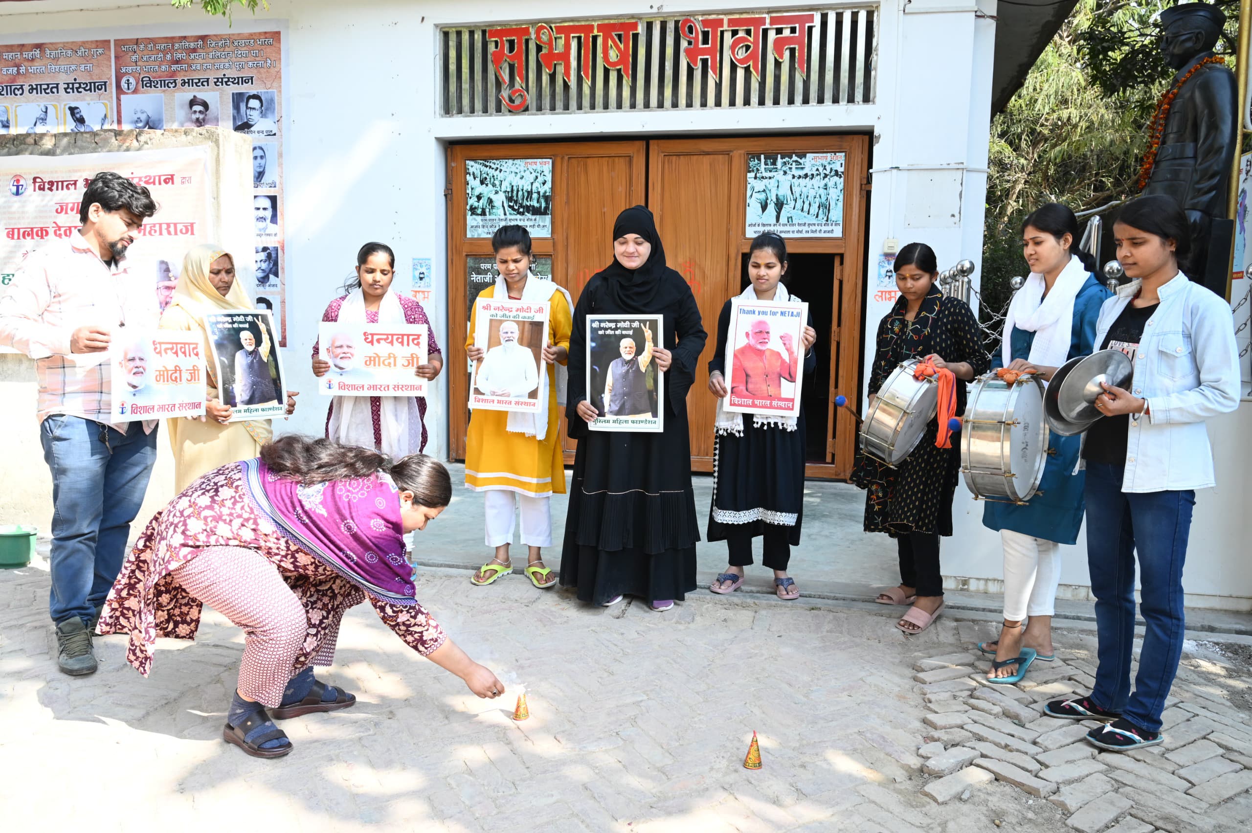 भाजपा की जीत पर जश्न मनाती मुस्लिम महिलाएं भाजपा की जीत पर जश्न मनाती मुस्लिम महिलाएं