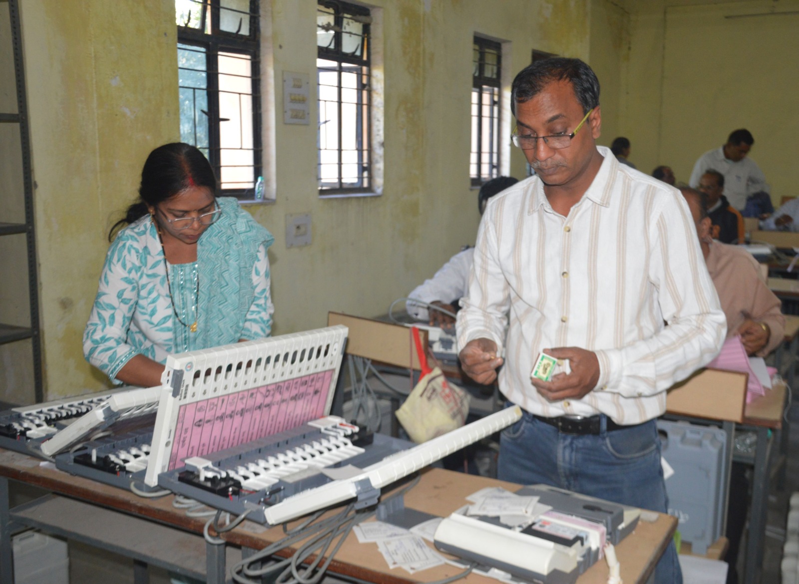 कोरबा : नगरीय निकाय निर्वाचन 2025 स्ट्रांग रूम में ईवीएम मशीनों का किया जा रहा कमीशनिंग कोरबा : नगरीय निकाय निर्वाचन 2025 स्ट्रांग रूम में ईवीएम मशीनों का किया जा रहा कमीशनिंग