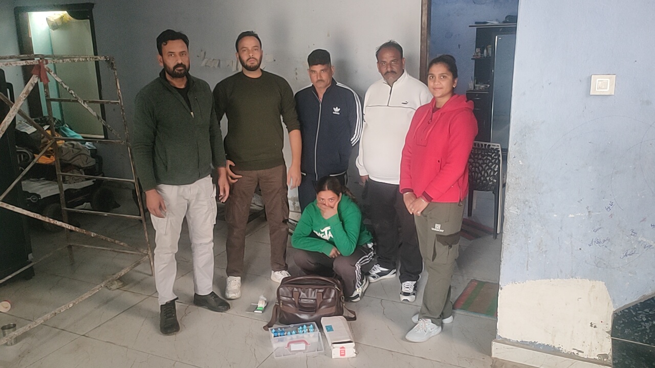 चिट्टे के साथ गिरफ्तार महिला तस्कर पुलिस टीम के साथ।