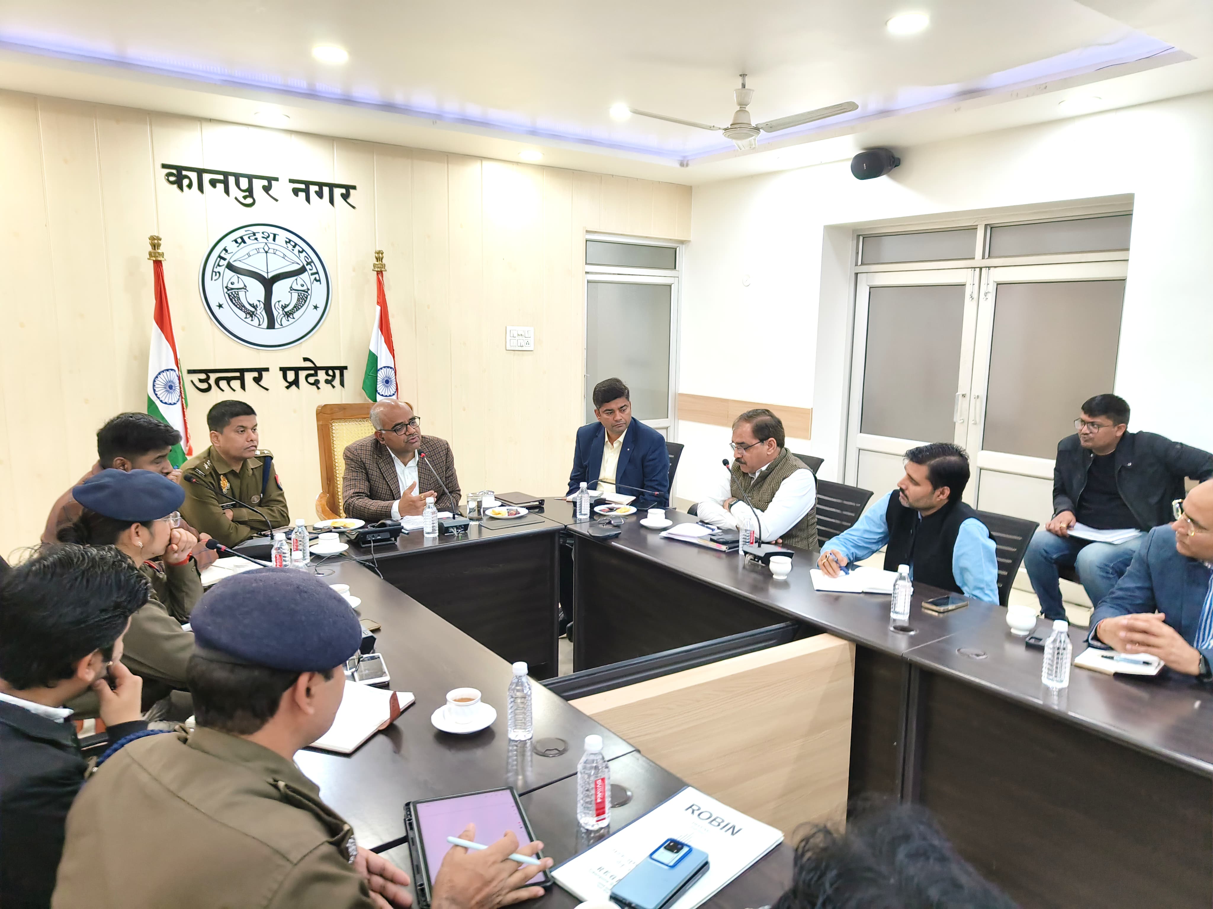 बैठक के दौरान एनएचएआई डीसीपी ट्रैफिक और जिलाधिकारी बैठक के दौरान एनएचएआई डीसीपी ट्रैफिक और जिलाधिकारी