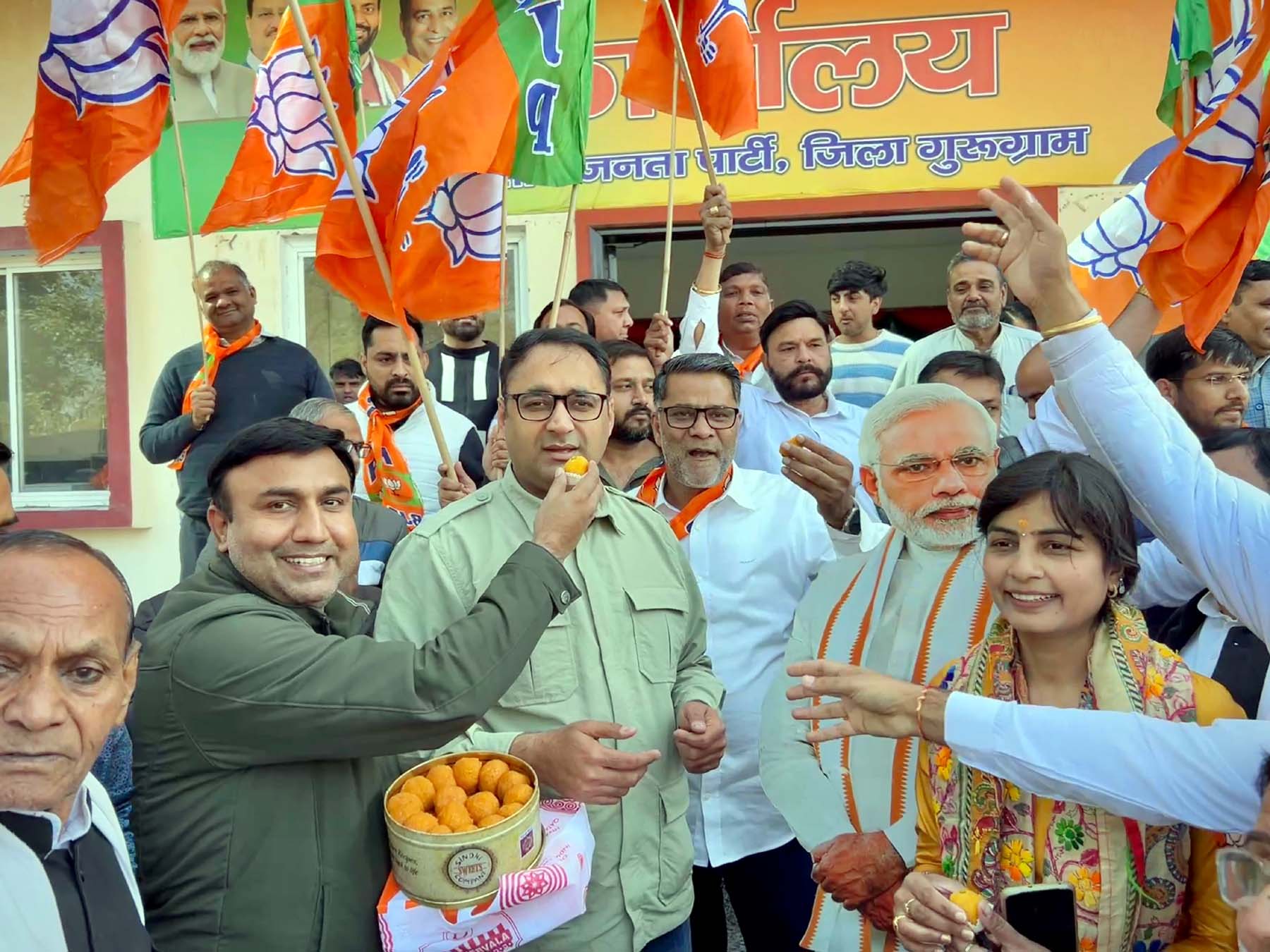 फोटो नंबर-05: दिल्ली में भाजपा की जीत पर गुरुग्राम भाजपा कार्यालय में खुशी मनाते कार्यकर्ता। फोटो नंबर-05: दिल्ली में भाजपा की जीत पर गुरुग्राम भाजपा कार्यालय में खुशी मनाते कार्यकर्ता।