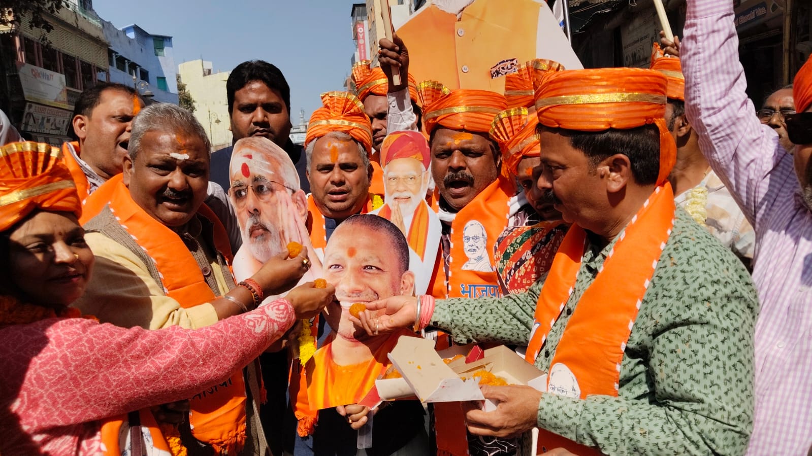 काशी में नगाड़े की थाप पर जश्न मनाते कार्यकर्ता काशी में नगाड़े की थाप पर जश्न मनाते कार्यकर्ता