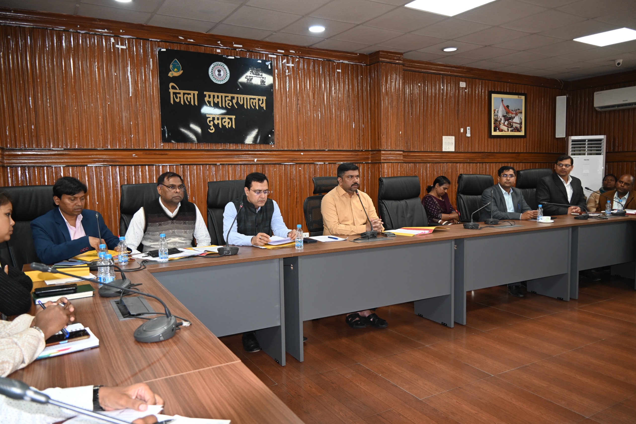 बैठक करते डीसी व अन्य बैठक करते डीसी व अन्य