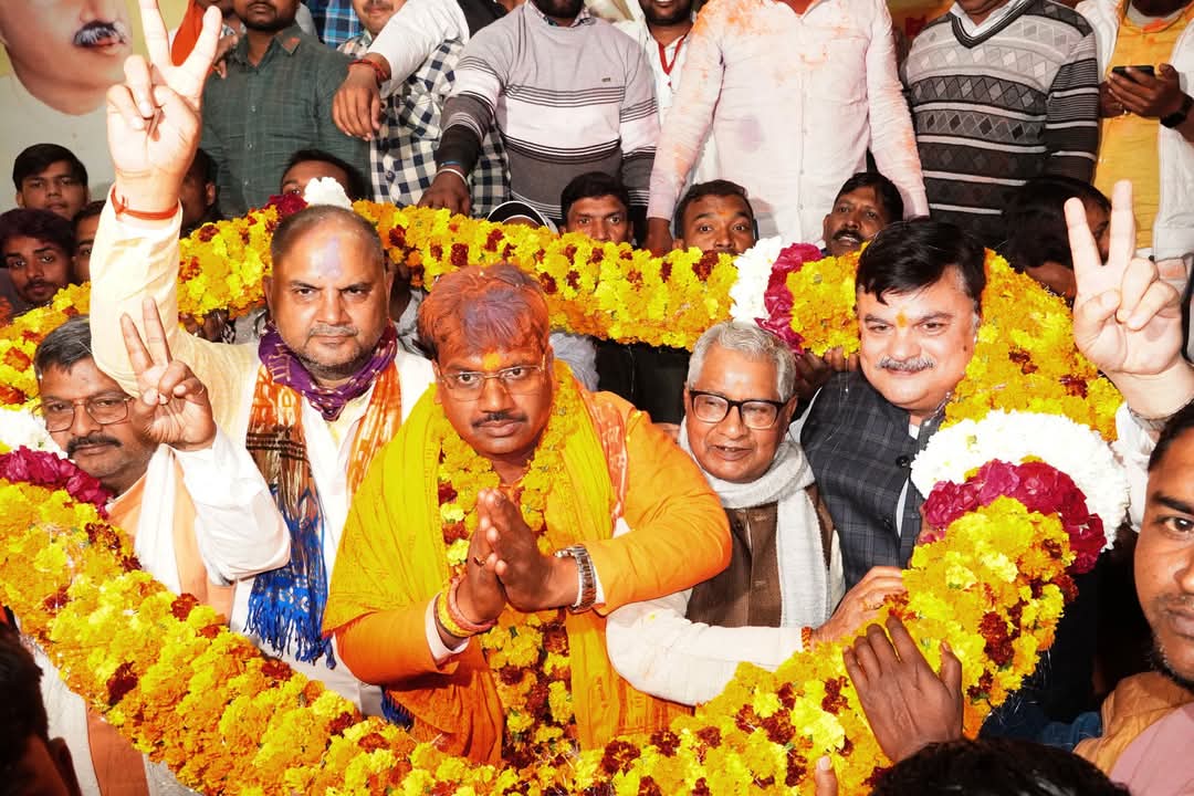 मिल्कीपुर में 8 प्रत्याशियों की जमानत जब्त ,चंद्रशेखर के प्रत्याशी को मिले सिर्फ 5 हजार वोट, सबसे कम निर्दलीय प्रत्याशी कंचन लता को मिले 200 वोट अयोध्या, 8 फ़रवरी (Udaipur Kiran) ।मिल्कीपुर उपचुनाव में भारतीय जनता पार्टी (भाजपा ) का परचम लहराया है। इस चुनाव में भाजपा ने बड़ी जीत का रिकॉर्ड बनाया हैं। रिटर्निंग ऑफिसर राजीव रतन सिंह के द्वारा भारतीय जनता पार्टी के प्रत्याशी चंद्रभानु पासवान को विजयी घोषित कर प्रमाण पत्र दिया गया। भाजपा प्रत्याशी चंद्रभानु की जीत इतनी बड़ी थी कि सिर्फ सपा प्रत्याशी अजीत प्रसाद टक्कर दे सके, 8 प्रत्याशी की जमानत जब्त हो गई। मतदान में 1361 लोगों ने नोटा दबाया और 43 वोट रिजेक्ट पाये गये हैं। उपचुनाव में भाजपा को 60.81 प्रतिशत और सपा को 34.81 प्रतिशत वोट मिले। कुल दस प्रत्याशी मैदान में थे। कुल 241956 वोटो में भाजपा प्रत्याशी चंद्रभानु पासवान ने 146397 वोट , सपा प्रत्याशी अजीत प्रसाद को 84687 वोट ,जबकि आजाद समाज पार्टी (कांशीराम) के प्रत्याशी को 5459 वोट मिले हैं। मौलिक अधिकार पार्टी प्रत्याशी राम नरेश चौधरी को 1722, राष्ट्रीय जनवादी पार्टी (सोशलिस्ट) प्रत्याशी सुनीता को 363, निर्दलीय प्रत्याशी संजय पासी को 1107,निर्दलीय प्रत्याशी भोलानाथ को 1003,निर्दलीय प्रत्याशी वेद प्रकाश को 507,निर्दलीय प्रत्याशी अरविंद कुमार को 425,निर्दलीय प्रत्याशी कंचनलता को 286 वोट मिले है। मिल्कीपुर में 8 प्रत्याशियों की जमानत जब्त ,चंद्रशेखर के प्रत्याशी को मिले सिर्फ 5 हजार वोट, सबसे कम निर्दलीय प्रत्याशी कंचन लता को मिले 200 वोट अयोध्या, 8 फ़रवरी (Udaipur Kiran) ।मिल्कीपुर उपचुनाव में भारतीय जनता पार्टी (भाजपा ) का परचम लहराया है। इस चुनाव में भाजपा ने बड़ी जीत का रिकॉर्ड बनाया हैं। रिटर्निंग ऑफिसर राजीव रतन सिंह के द्वारा भारतीय जनता पार्टी के प्रत्याशी चंद्रभानु पासवान को विजयी घोषित कर प्रमाण पत्र दिया गया। भाजपा प्रत्याशी चंद्रभानु की जीत इतनी बड़ी थी कि सिर्फ सपा प्रत्याशी अजीत प्रसाद टक्कर दे सके, 8 प्रत्याशी की जमानत जब्त हो गई। मतदान में 1361 लोगों ने नोटा दबाया और 43 वोट रिजेक्ट पाये गये हैं। उपचुनाव में भाजपा को 60.81 प्रतिशत और सपा को 34.81 प्रतिशत वोट मिले। कुल दस प्रत्याशी मैदान में थे। कुल 241956 वोटो में भाजपा प्रत्याशी चंद्रभानु पासवान ने 146397 वोट , सपा प्रत्याशी अजीत प्रसाद को 84687 वोट ,जबकि आजाद समाज पार्टी (कांशीराम) के प्रत्याशी को 5459 वोट मिले हैं। मौलिक अधिकार पार्टी प्रत्याशी राम नरेश चौधरी को 1722, राष्ट्रीय जनवादी पार्टी (सोशलिस्ट) प्रत्याशी सुनीता को 363, निर्दलीय प्रत्याशी संजय पासी को 1107,निर्दलीय प्रत्याशी भोलानाथ को 1003,निर्दलीय प्रत्याशी वेद प्रकाश को 507,निर्दलीय प्रत्याशी अरविंद कुमार को 425,निर्दलीय प्रत्याशी कंचनलता को 286 वोट मिले है।
