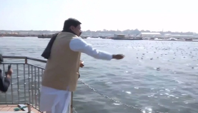 महाकुंभ में संगम तट पर पक्षियों को दाना डालते हुए मुख्यमंत्री मोहन यादव महाकुंभ में संगम तट पर पक्षियों को दाना डालते हुए मुख्यमंत्री मोहन यादव