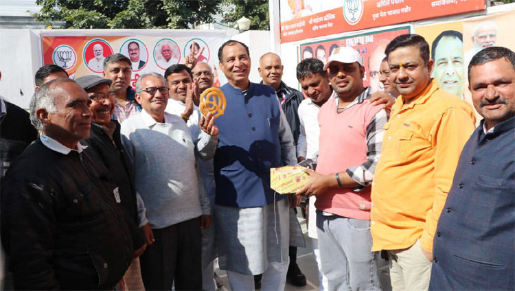 8 Snp-1 सोनीपत: भाजपा प्रदेश अध्यक्ष मोहनलाल बडौली का कार्यकर्ताओं के साथ दिल्ली जीत पर जलेबी वाला जश्न मनाते हुए। 8 Snp-1 सोनीपत: भाजपा प्रदेश अध्यक्ष मोहनलाल बडौली का कार्यकर्ताओं के साथ दिल्ली जीत पर जलेबी वाला जश्न मनाते हुए।