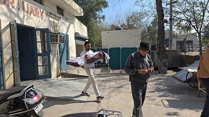 नागरिक अस्पताल झज्जर के शव गृह से मृतक देवांश को ले जाते परिजन। नागरिक अस्पताल झज्जर के शव गृह से मृतक देवांश को ले जाते परिजन।