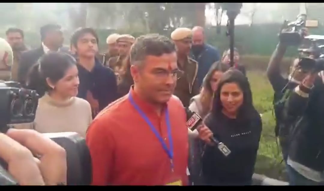 प्रवेश वर्मा जीत के बाद कांउटिंग सेंटर से बाहर आते हुए प्रवेश वर्मा जीत के बाद कांउटिंग सेंटर से बाहर आते हुए