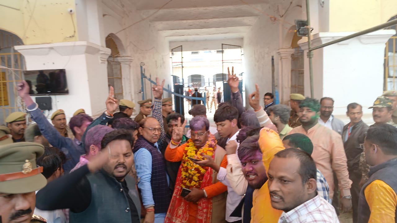 मिल्कीपुर विधानसभा उप चुनाव में भाजपा 60 हजार से ज्यादा वोटों से आगे मिल्कीपुर विधानसभा उप चुनाव में भाजपा 60 हजार से ज्यादा वोटों से आगे