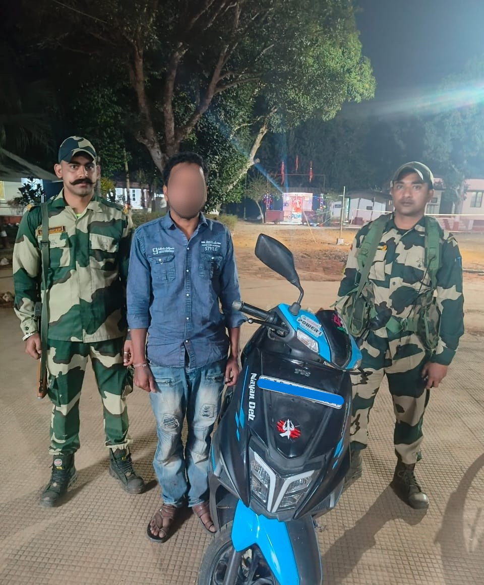 त्रिपुरा में बीएसएफ द्वारा नशे के खिलाफ की गई कार्रवाई में जब्त 132 किलो गांजा तथा अन्य की तस्वीर। त्रिपुरा में बीएसएफ द्वारा नशे के खिलाफ की गई कार्रवाई में जब्त 132 किलो गांजा तथा अन्य की तस्वीर।
