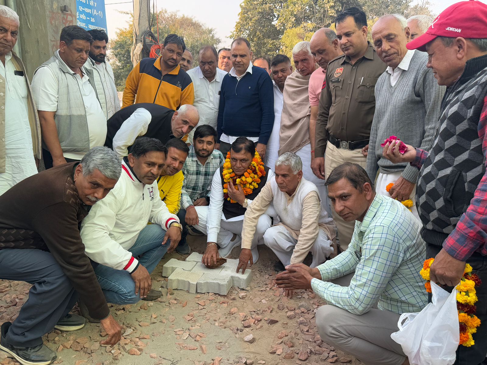 बहादुरगढ़ के देवनगर में नारियल फोड़कर चार गलियों के निर्माण कार्य का शुभारंभ करते विधायक राजेश जून। बहादुरगढ़ के देवनगर में नारियल फोड़कर चार गलियों के निर्माण कार्य का शुभारंभ करते विधायक राजेश जून।