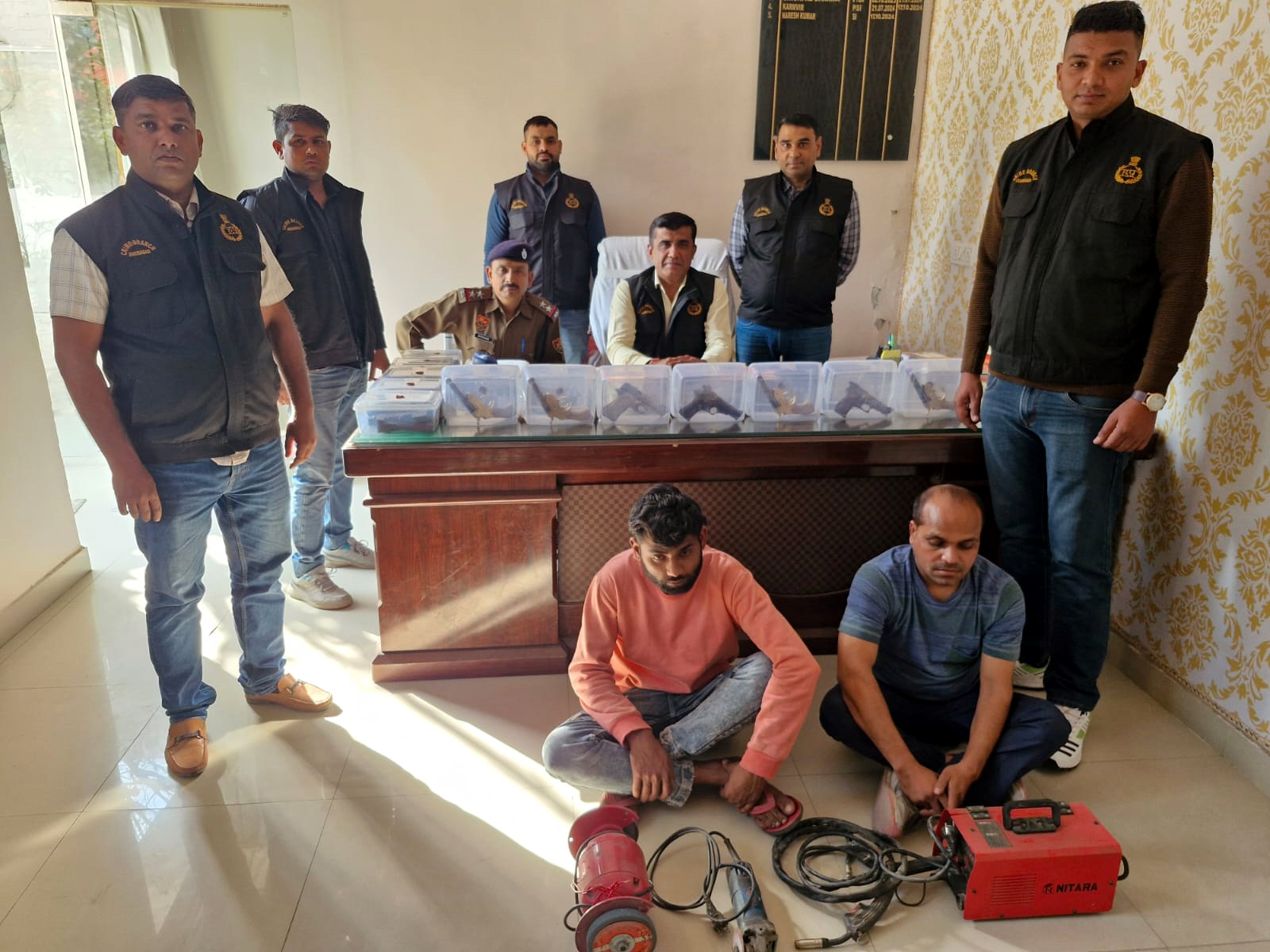 पुलिस की गिरफ्त में आरोपी। पुलिस की गिरफ्त में आरोपी।