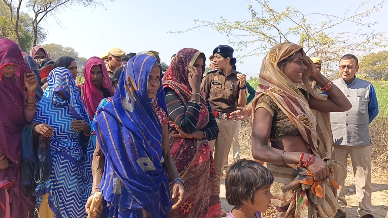गांव की महिलाओं ने शराब ठेके में हल्ला बोलकर कर दी तोडफ़ोड़ गांव की महिलाओं ने शराब ठेके में हल्ला बोलकर कर दी तोडफ़ोड़
